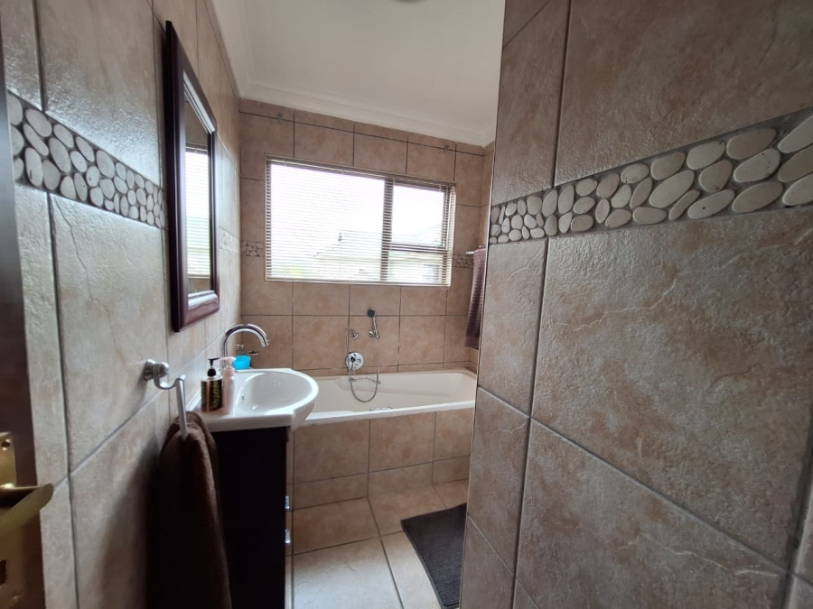 5 Bedroom Property for Sale in Caribbean Beach Club North West